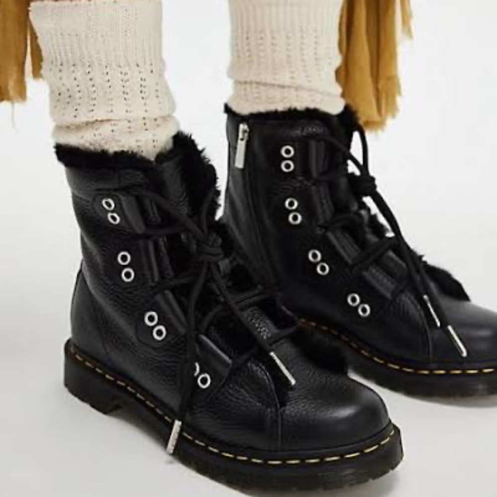 Dr. Martens Women 1460 FAUX FUR LINED LEATHER LACE UP BOOTS Black sz 8 - Picture 2 of 13